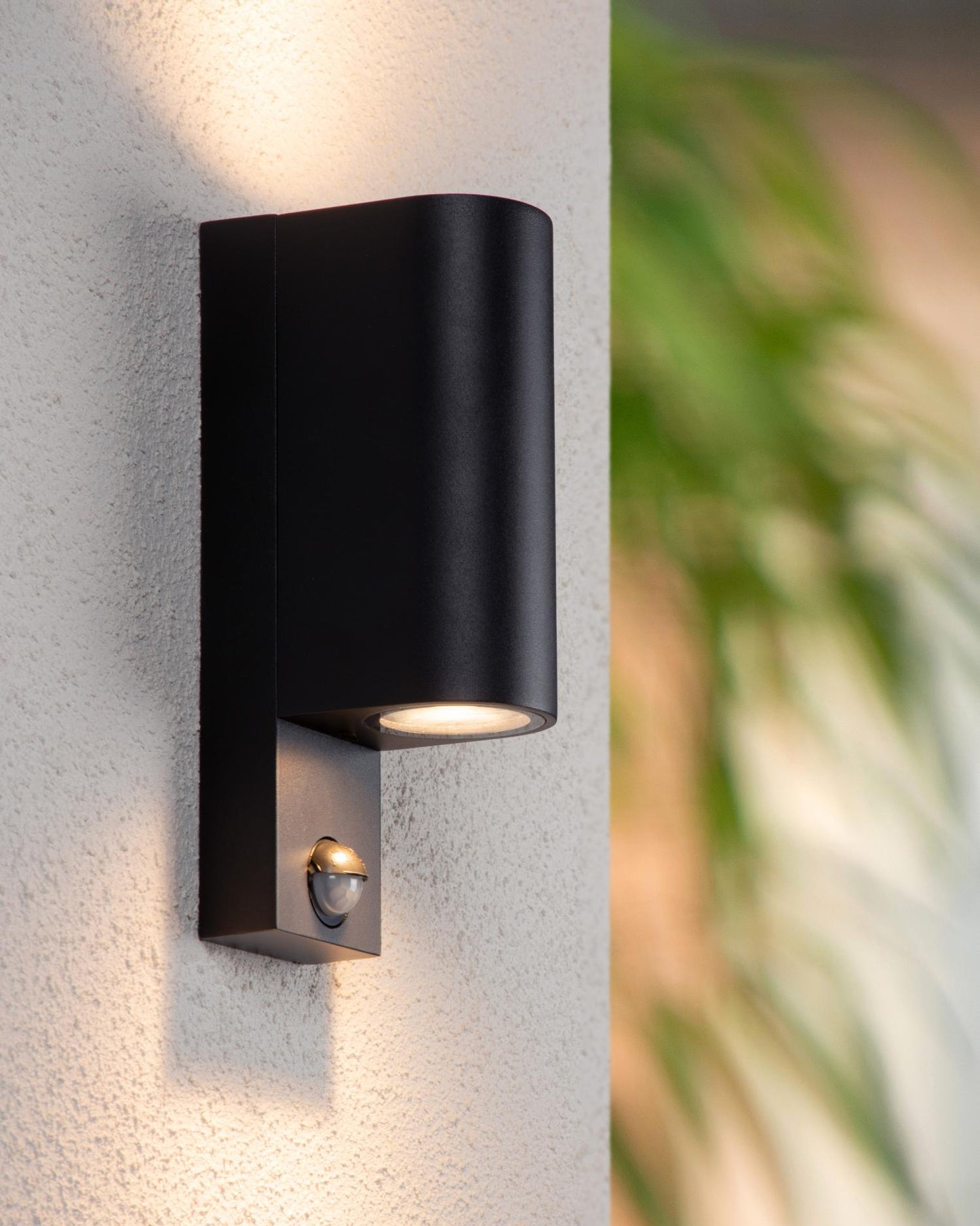 Wandlamp buiten Zaro rond bewegingssensor 2xGU10