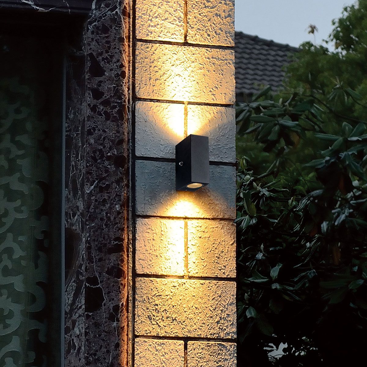 2721ZW Buitenlamp Logan  - zwarte sensorlamp met up-down licht